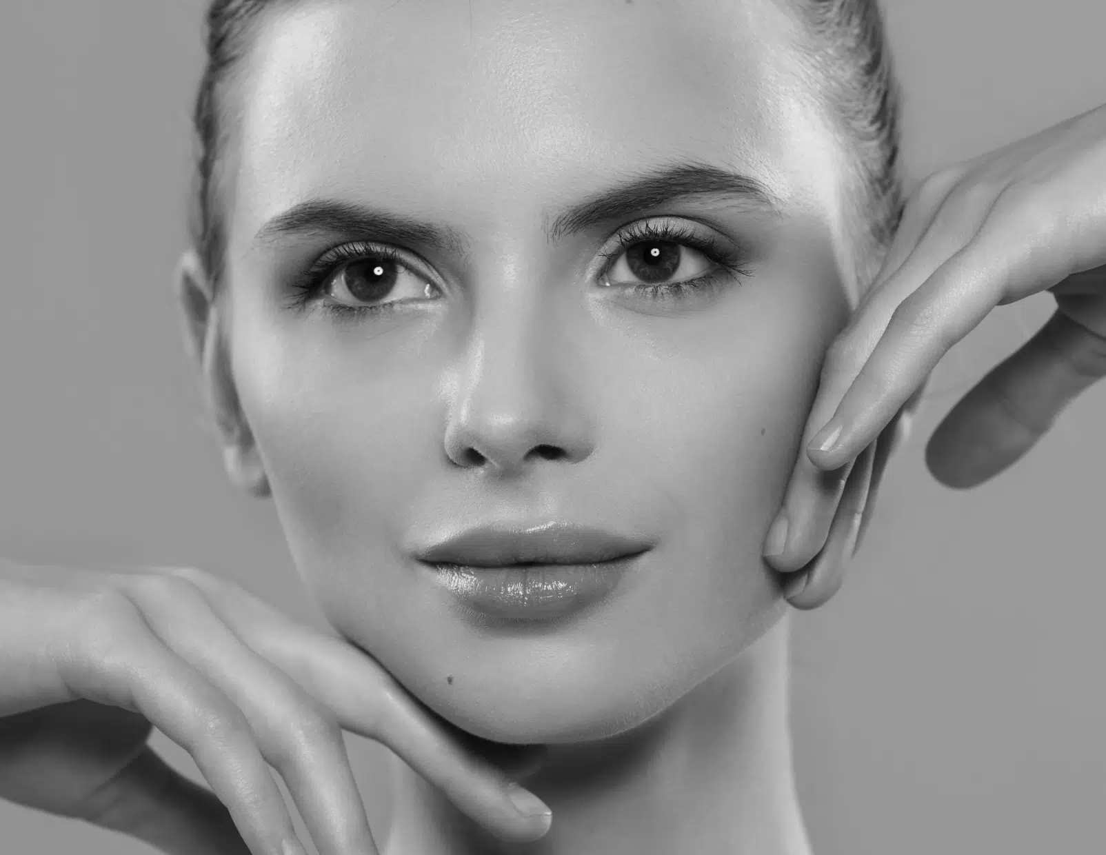 Femme avec beau visage suite à un traitement HarmonyCa près de la Paris ua centre CLEMClem